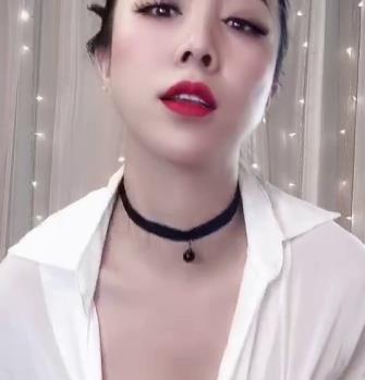 嫁为人妇还要出轨《林雨馨》尺度私拍