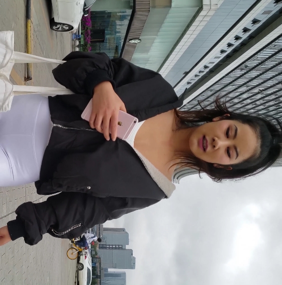 吊带紧身裤美女户外街拍视频
