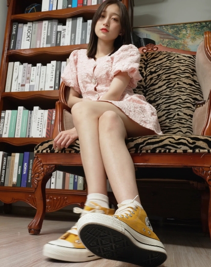 原创-小美女baby展示丝袜果足私拍