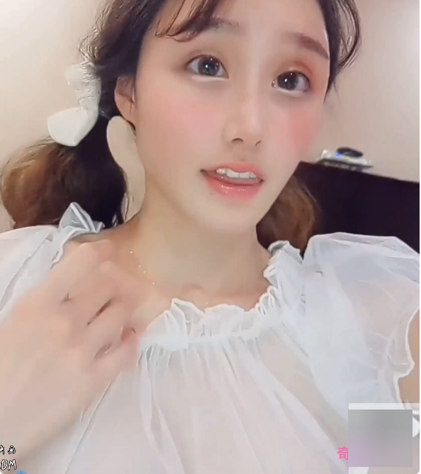 微博网红《歆哥哥》白纱网袜+嘴艺术