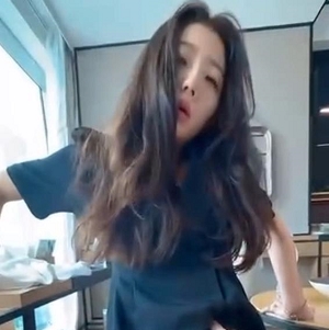 大家心心念念的极品警花《张津瑜》吃瓜视频