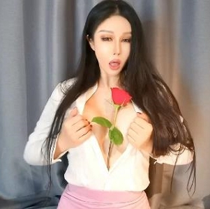 秀人网身材完美的整容脸模特（田冰冰）新作《带刺的玫瑰》【1V-1.2G】