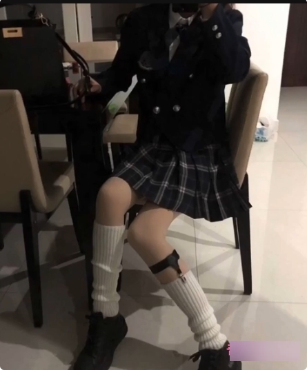 性感可爱清纯女孩，室外公共场所的吃瓜行为【35.3G】