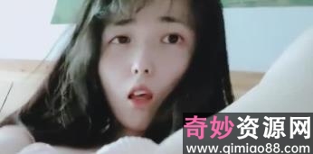 onlyfans漂亮LOL游戏主播，电竞椅吃瓜动作被现场直播