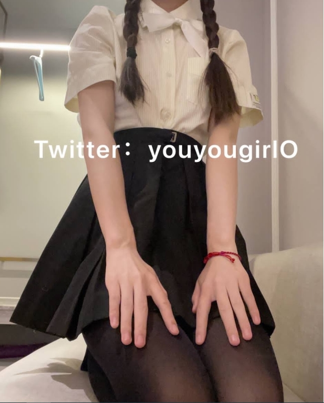 推特上的neko酱双马尾JK少女穿着白丝