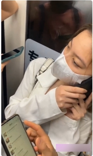 地铁近距离悄悄俯拍内衣