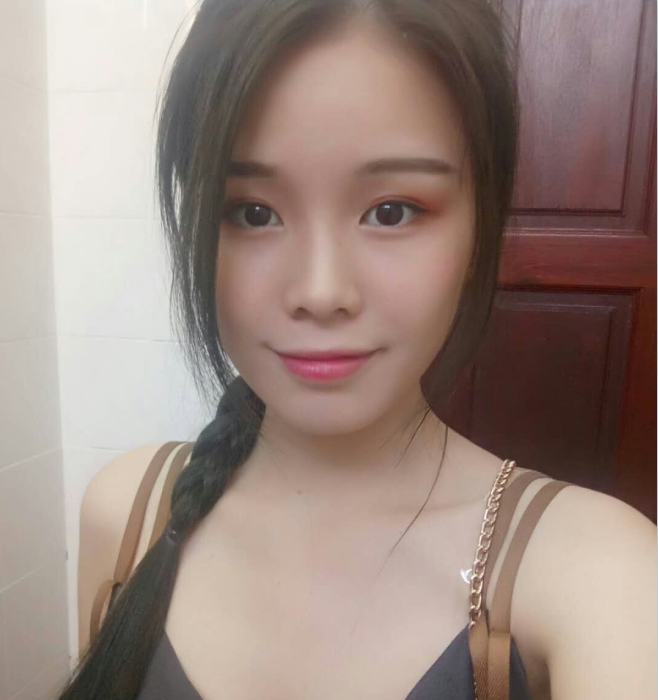 漂亮妹子与男友的私拍图和视频展示，共86张照片和5段视频，文件大小超过900MB，可在百度云上下载。