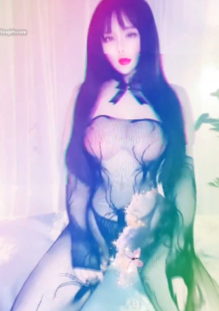 《快手女主角露露甜笑女神，骚丝摇摆年度大合集！128V高清画质，13.7G超大容量，百度云限时下载！》