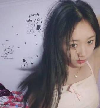 甜美女神在校园中展现清纯魅力，成为顶点的妹子