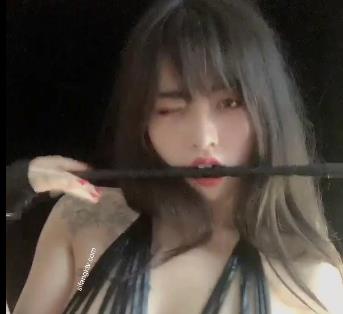 热门网红模特考研大学生，恐龙主题小宝贝商品