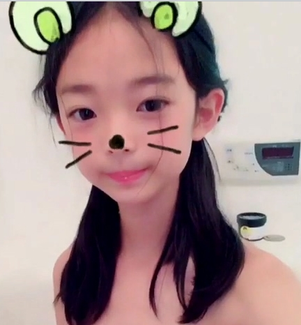 火辣妹子身材性感，1V1g道具躯体百度盘