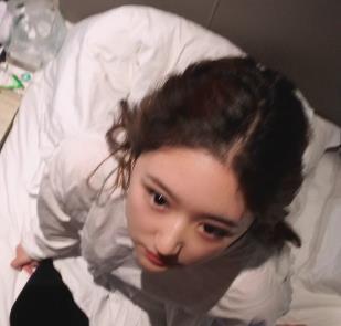 夜场小姐姐自拍粉嫩身材，L用嘴逗趣观看