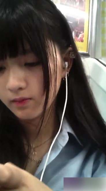 街拍小姐姐在地铁上展现仙颜，作品令人惊艳