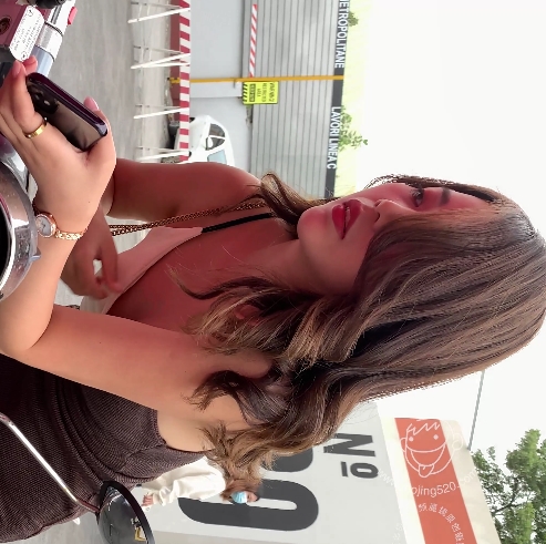 性感美女穿着吊带短裙高跟展示翘臀，超清1V视频7.69G百度云