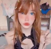 科技脸嫩的妹子Meiadinha自娱自乐的作品，像娃娃一样的美丽