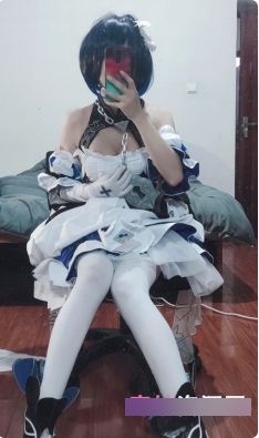 水银灯网红拍摄的妩媚风格短视频片段展现美丽颜值和性感魅力，吸引粉丝迷恋。