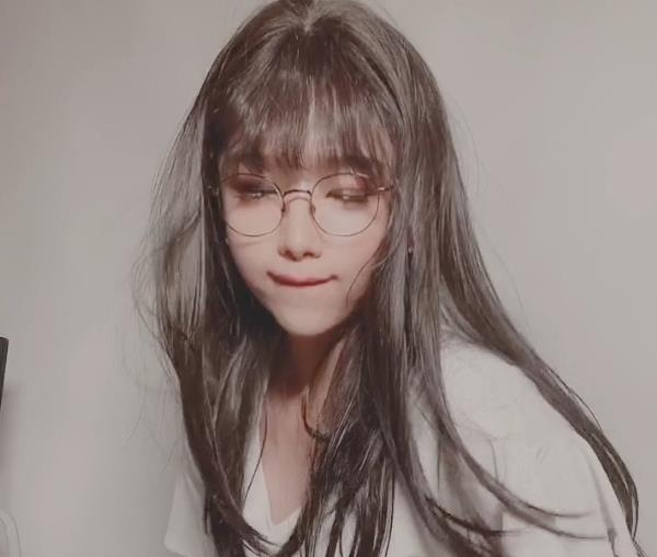 许说明了她对作品的专注和追求，希望通过这次合集能够赚到更多的粉丝和大钱。