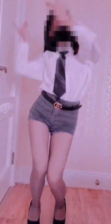 “小仙云儿自行打包视频合集：冰棍热舞慢摇，魅力无限”