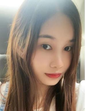 哺乳期宝妈红毯秀：P奶孕妇生完状态示范，涨奶颜值车灯大量