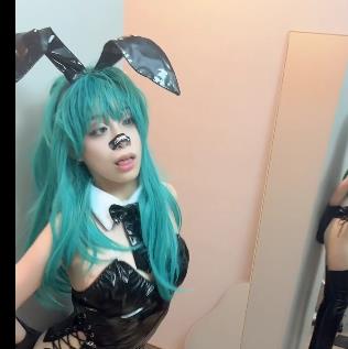 极S表情合作火爆！创可贴贴贴墙道具秀，兔女郎魅力无限，推荐下载观看！