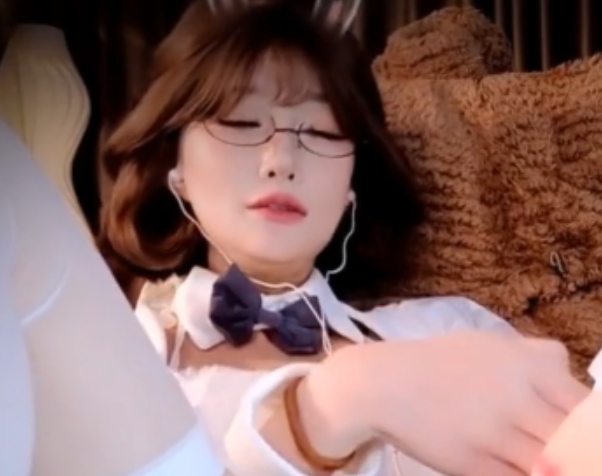 能够通过转载搬运的方式，欣赏到这场精彩的直播活动。转载搬运虎牙张爱玲最新粉丝祭[1v+300m][百度盘]