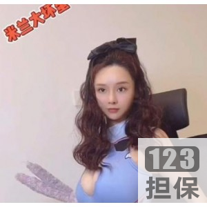 米兰大坏蛋：微博网红自拍视频，蜂腰翘臀玉兔服装小姐姐丰满魅力