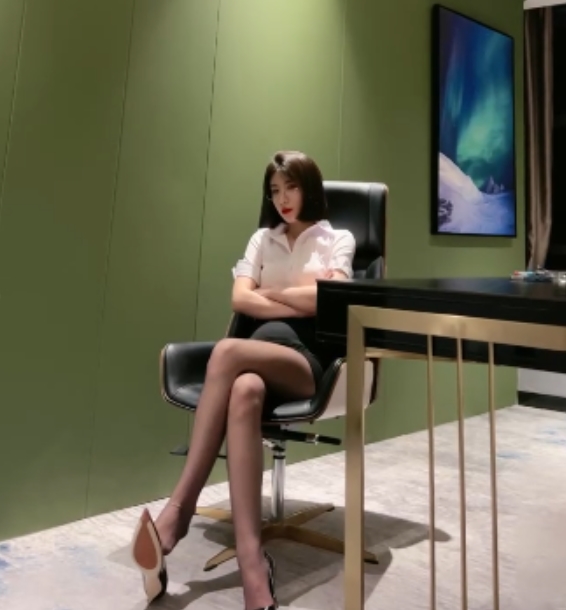 红色高跟鞋舔脚丝袜踩踏合集22个视频12G，简一直播惊艳套路百度盘大放送