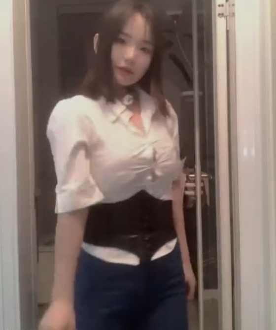 周周乖崽：童颜妹子大罩杯，22V125MB视频珍藏！