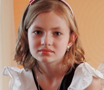 然CandydollAlinaG的作品数量不算多，但是每一套作品都精心打造，展现出她的气质和可爱。无论是泳装照片还是其他风格的照片，都能给人带来观赏的享受。而且这个合集还附带了10个视频，可以更加直观地感受到她的魅力。如果你是喜欢气质妹子的绘画参考，或者是想欣赏一些可爱的泳装照片，那么这个合集绝对是你不可错过的。快来一起欣赏CandydollAlinaG的魅力吧！