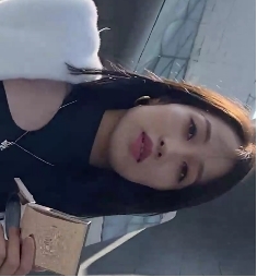 长腿美女的诱惑：紧身短裤舞姿动人