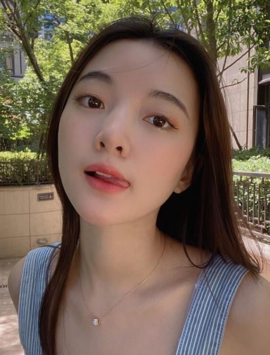 荐给喜欢私藏经典的宅男们。快来一睹这位甜美大学女神的风采吧！1V276M