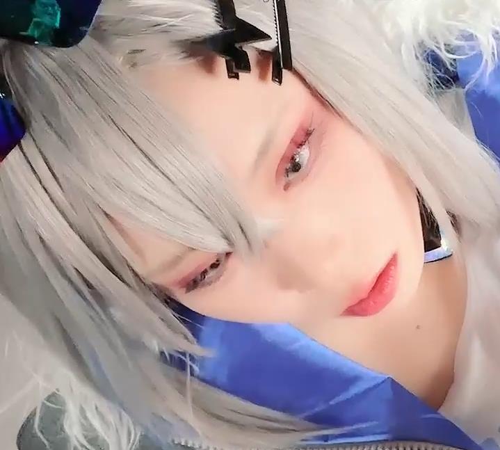 COS平台浵卡银狼原档最新合集1V1.3G，时长18分，互动颜值超高！