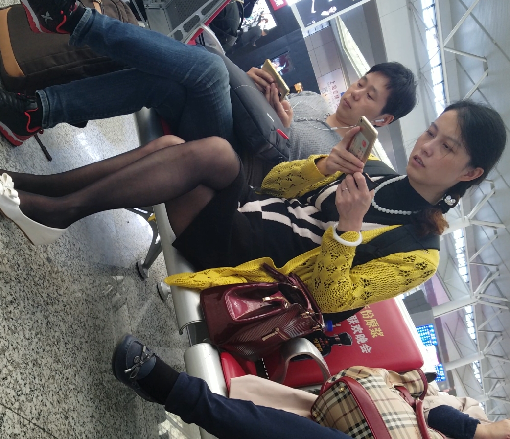 自行打包街拍车站合集22V19.1G，正常欣赏视频，需解压