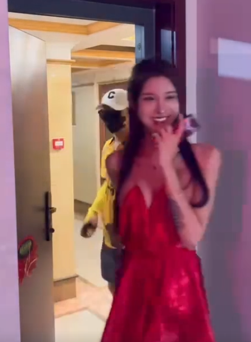 INS戴欣桐性感惹火视频81部2G养眼